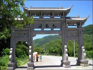 村口三門(mén)石牌坊建造案例